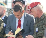 Minister Spraw Zagranicznych w Kielcach rozdawał autografy