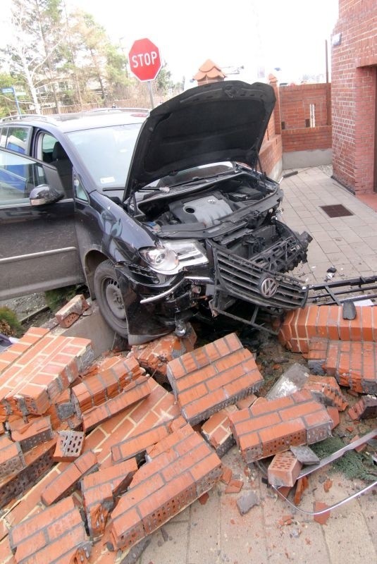 Wypadek na Grota-Roweckiego. Samochód rozbił mur posesji
