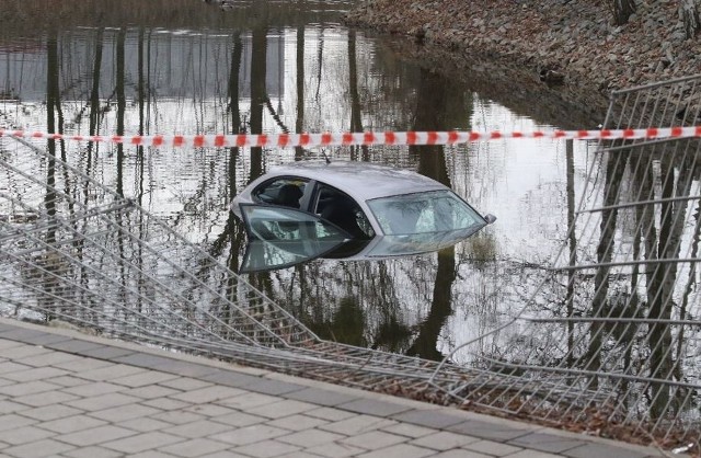 Na Osiedlu Rafała Wojaczka we Wrocławiu, kobieta wjechała autem do stawu.