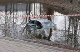 We Wrocławiu kobieta wjechała autem do stawu. Zobacz zdjęcia