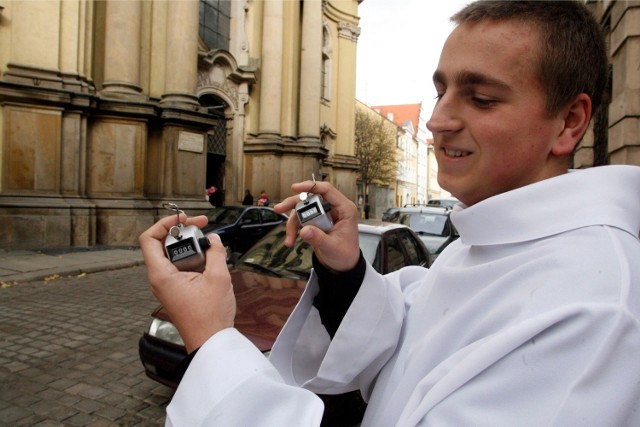 Legnica, 2010 r. Liczenie wiernych pod kościołem św. Jana