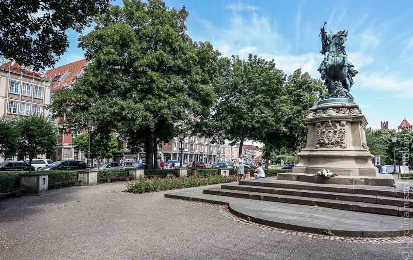 Wysłużone ławki wokół pomnika Jana III Sobieskiego na Targu Drzewnym przechodzą renowację