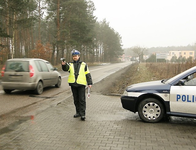 Prawie każda kontrola na drodze kończy się srawdzeniem stanu trzeźwości, ale kierowcy dalej piją i jeżdżą. (fot. archiwum)