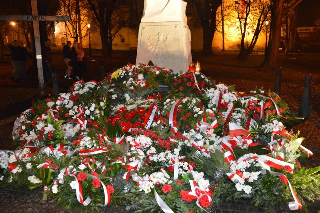 Tak prezentuje się Pomnik Odrodzenia Polski na plantach w Wieliczce po uroczystościach z okazji świąt narodowych. Tak samo będzie 11 listopada 2021