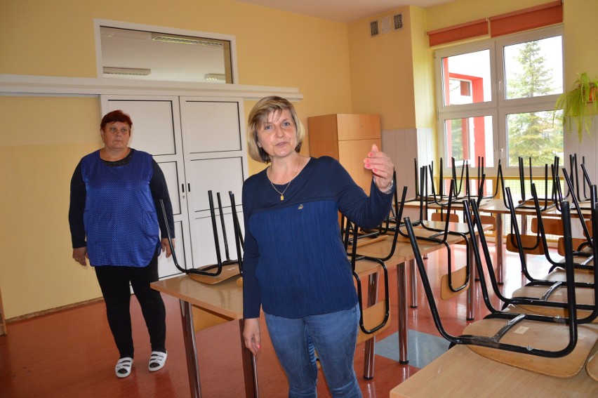 Powiat krakowski. W kilku szkołach podstawowych poprawią się warunki w kuchniach i stołówkach. Wojewoda wręcza promesy