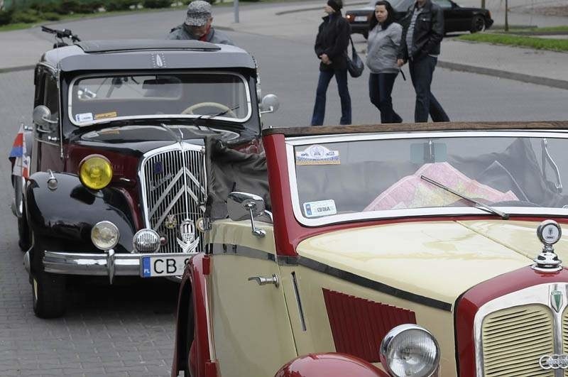 Miłośnicy zabytkowych aut spotkali się przed Łuczniczką [zdjęcia]