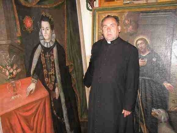 Ks. Sylwester Olszanowski pokazuje portret Elżbiety Orzelskiej. Razem z wizerunkiem męża od wieków spoglądała na mieszkańców z jednej ze ścian kościoła i wkrótce także tak będzie.