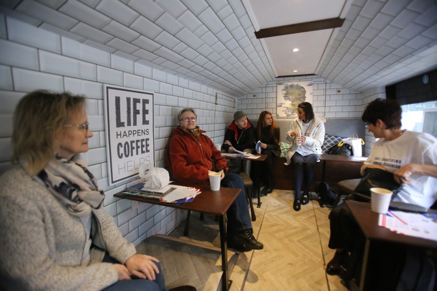 Katowice: w autobusie - kawiarni wypijesz dobrą kawę i przekonasz się jak wygląda codzienność chorych na stwardnienie rozsiane ZDJĘCIA
