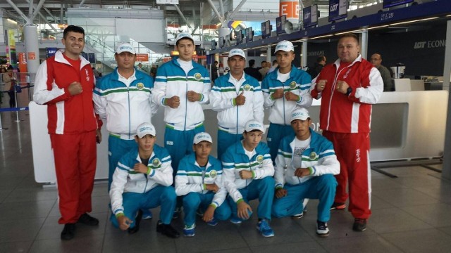 Zawodnicy z Uzbekistanu tuż po przylocie do Polski i przed wyjazdem do Kędzierzyna-Koźla.