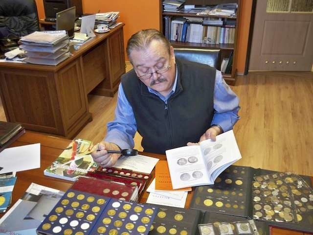 Piotr Czarnecki ze swoją kolekcją monet w Muzeum Solca