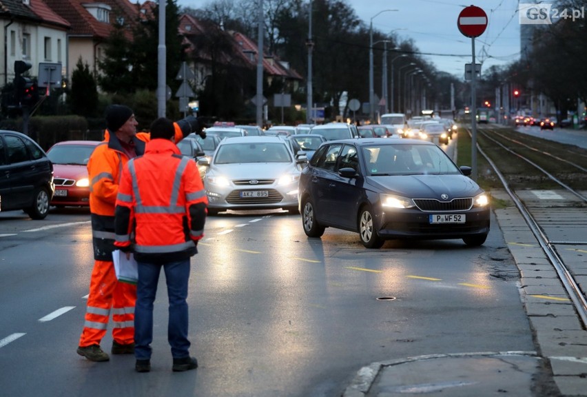 Budowa Węzła Łękno w Szczecinie. Fragment alei Wojska Polskiego już zamknięty 