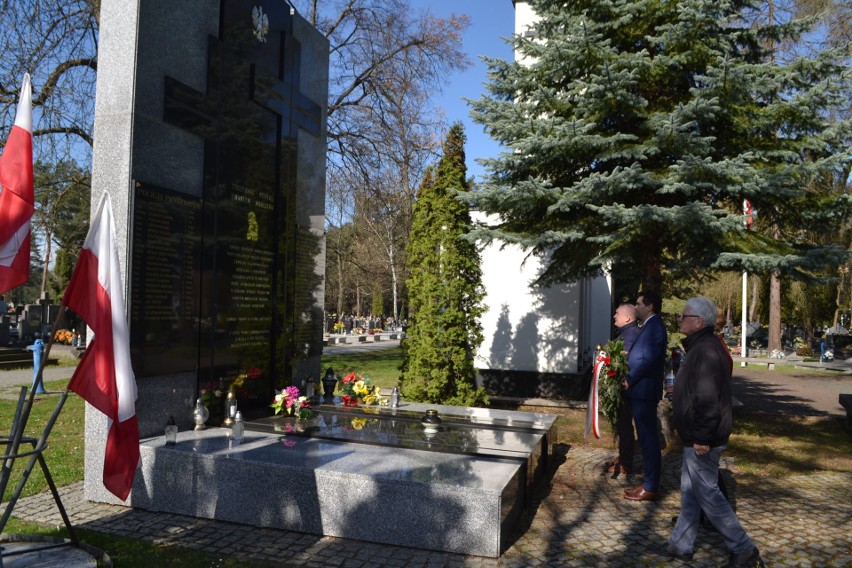 Hołd pomordowanym w Katyniu w miejscach pamięci w Stalowej Woli. Zobacz zdjęcia