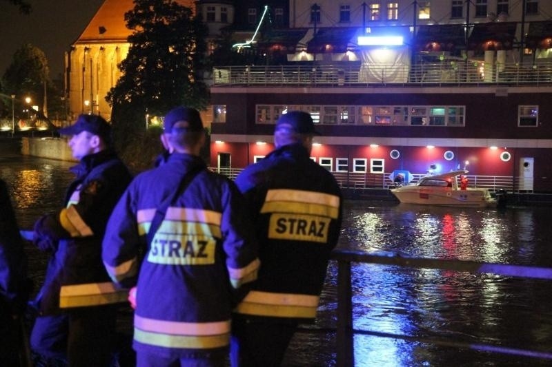 Wrocław: Kobieta wskoczyła do Odry. Szukały jej cztery zastępy straży (ZDJĘCIA)