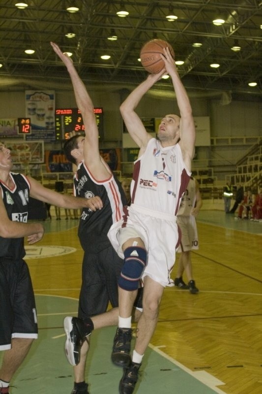 W poprzednim sezonie Spójnia przegrała u siebie z AZS Poznań 76:78. Nie pomogły jej wtedy 23 punkty zdobyte przez Kamila Piechuckiego (z piłką). W sobotę stargardzianie będą chcieli się zrewanżować.