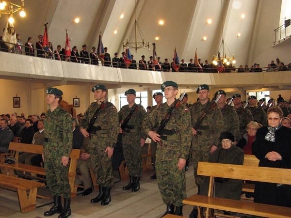 We mszy odprawionej w intencji ofiar katastrofy, wzięli udział żołnierze z miejscowej Jednostki Wojskowej.