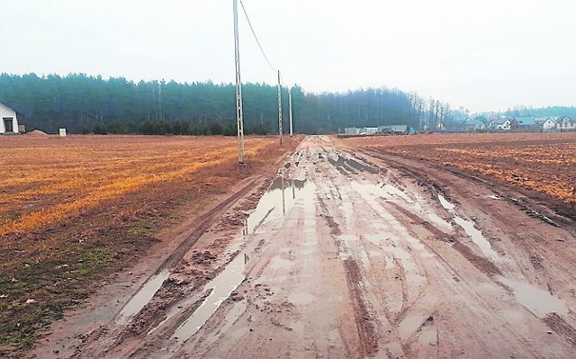 Tak wygląda ulica Łąkowa w Olmontach. Nawet ci, którzy mają auta z napędem na cztery koła, mają kłopot z przejazdem