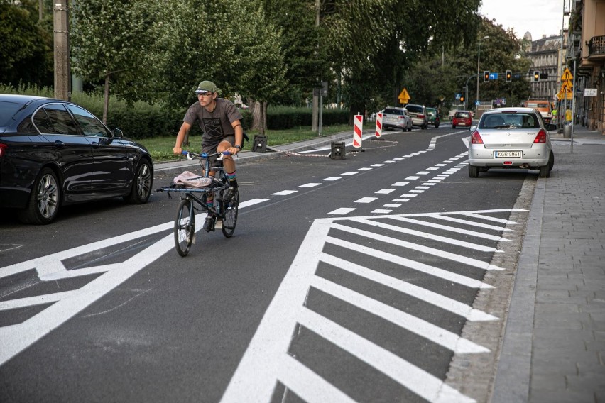 Kraków. Rewolucja na ulicy Dietla. Mniej pasów dla samochodów, ale więcej miejsc parkingowych i drogi dla rowerzystów [ZDJĘCIA]