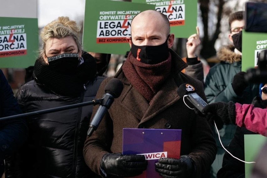 Pabianice. Zarzuty dla Michała Pietrzaka, działacza Lewicy z Pabianic. Za co stanie przed sądem?