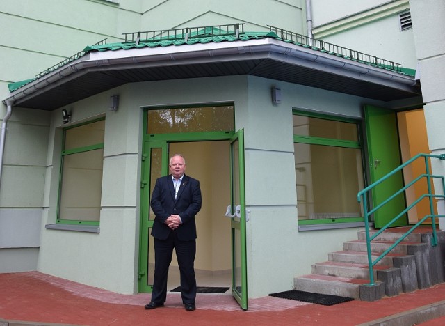 - Wejście do windy znajduje się z tyłu budynku Starostwa Powiatowego - informuje starosta Bogdan Soboń