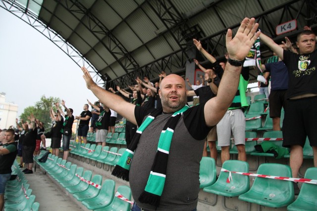 W sobotę wieczorem w meczu 27 kolejki drugiej ligi Stal Stalowa Wola pokonała 2:0 Legionovię Legionowo. Na spotkaniu tym kibice zielono-czarnych w 25% zapełnili trybuny - na tyle pozwala na meczach w naszym kraju polski rząd. Byłeś na tym spotkaniu? Sprawdź, czy znajdziesz się na naszych zdjęciach!