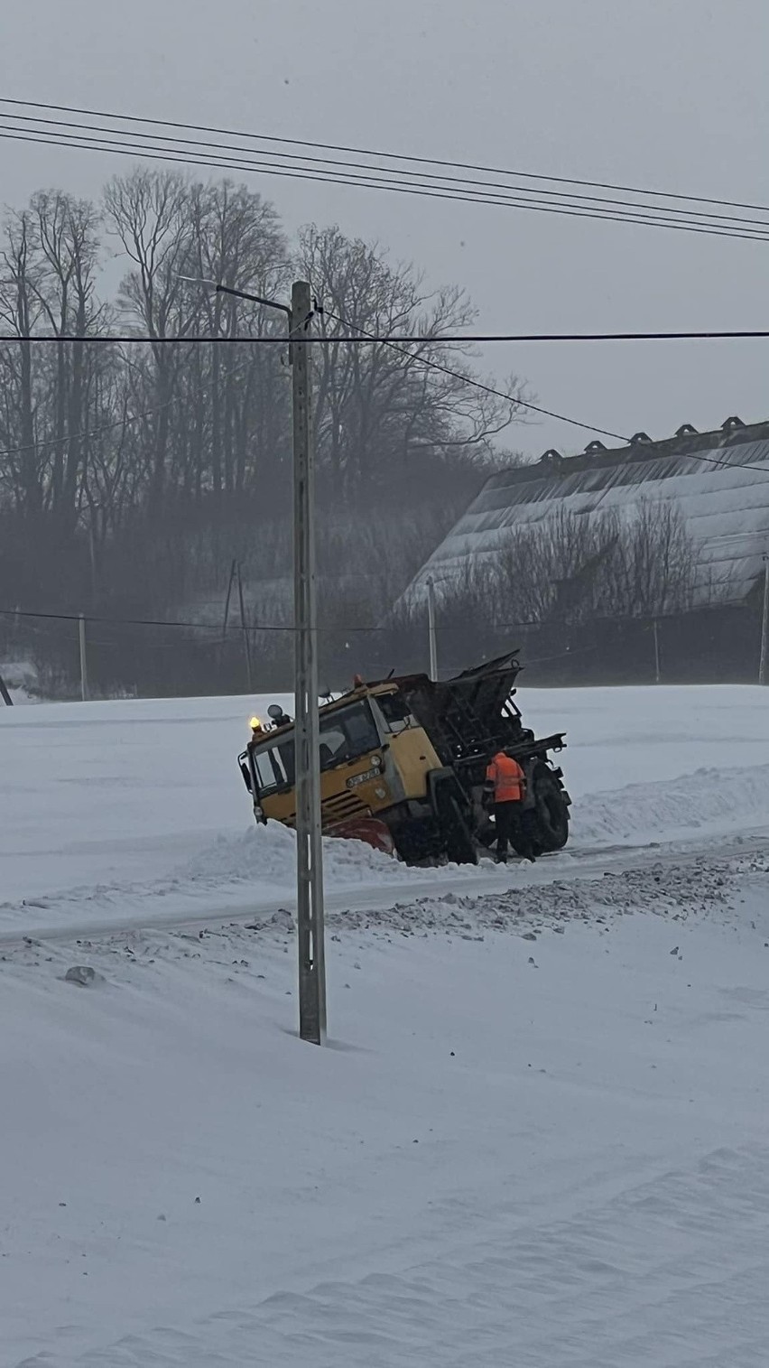 W Krasnem Potockiem odśnieżarka zjechała do rowu w Korzennej był wypadek. Droga w Mochnaczce jest nieprzejezdna z powodu śniegu