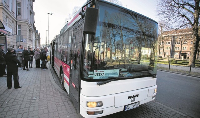 Pasażerowie jadący do Lędowa dojeżdżają do Ustki tradycyjnymi autobusami, a tam przesiadają się do busów, bo tylko one mogą wjechać na most, który jest w złym stanie technicznym.