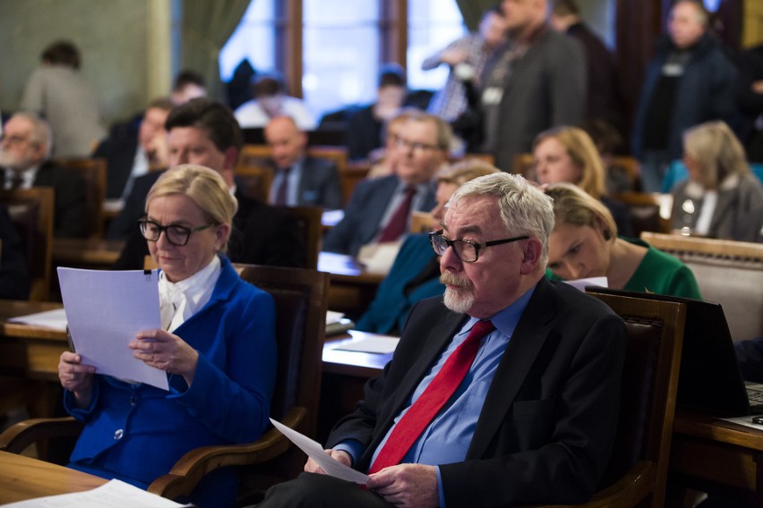 Radni chcą wyjaśnień w sprawie chaotycznej zabudowy Krakowa. Odbyła się nadzwyczajna sesja