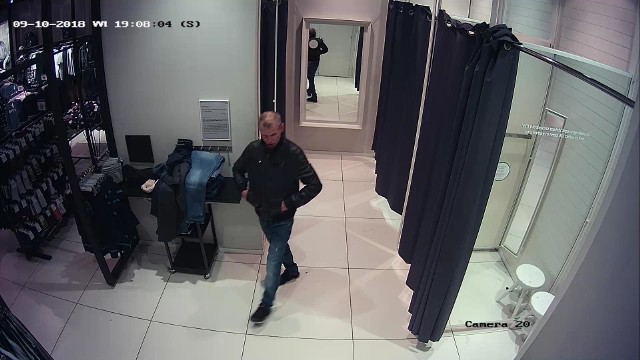 Policjanci z Komisariatu Policji IV w Białymstoku poszukują sprawcy kradzieży, do której doszło 9 października 2018 roku w sklepie z odzieżą w jednej z białostockich galerii handlowych.
