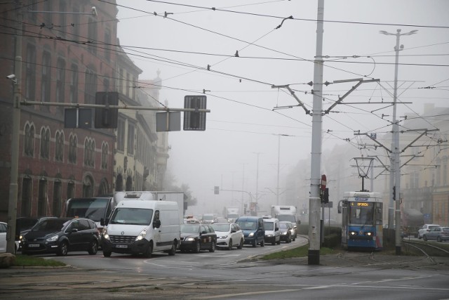 Po pogodnym weekendzie, nad Polską od poniedziałku rządzi tzw. zgniły wyż. Na czym polega to zjawisko? Wiosna i w lecie wyżowa pogoda zwykle charakteryzuje się niską wilgotnością, brakiem chmur i daje słoneczną pogodę. Niestety, jesienią trafiają się sytuacje, gdzie wysokie ciśnienie nie niesie ze sobą bezchmurnego nieba. W środku wyżu powstaje dużo pary wodnej, która przynosi nam zachmurzenie i mgły. Właśnie z taką sytuacją mamy do czynienia już trzeci dzień z rzędu. Czy coś się wkrótce zmieni? Synoptycy IMGW opublikowali właśnie najnowsze prognozy na kolejne dni. Sprawdźcie na kolejnych slajdach, czy i kiedy możemy liczyć na słońce.PRZEJDŹ DALEJ PRZY POMOCY STRZAŁEK LUB GESTÓW NA TELEFONIE KOMÓRKOWYM