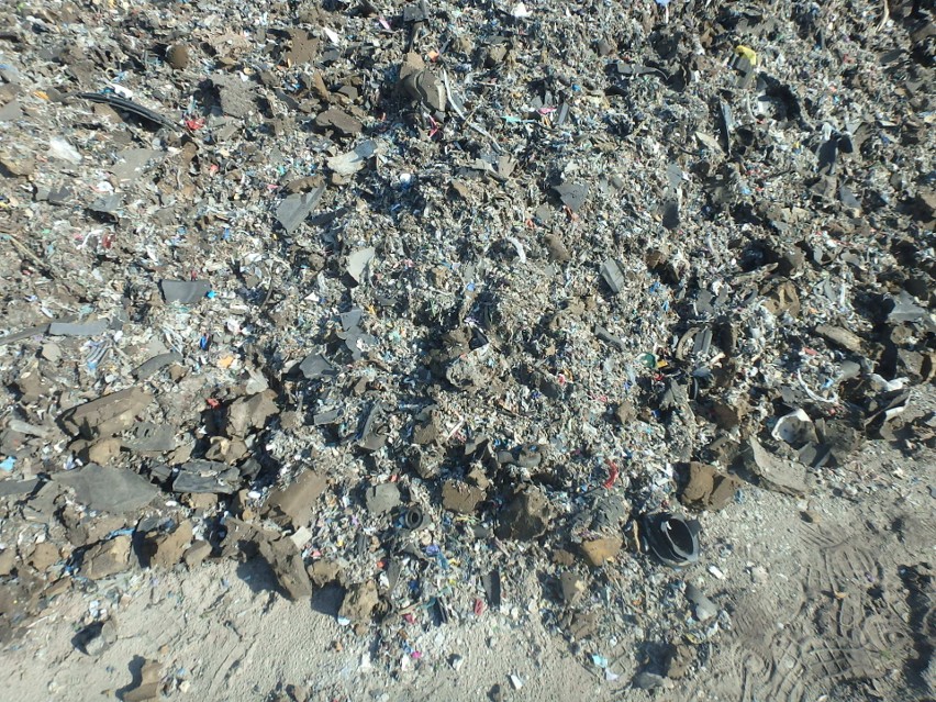 20 ton odpadów porzuconych w Zakrzewie i Konecku 