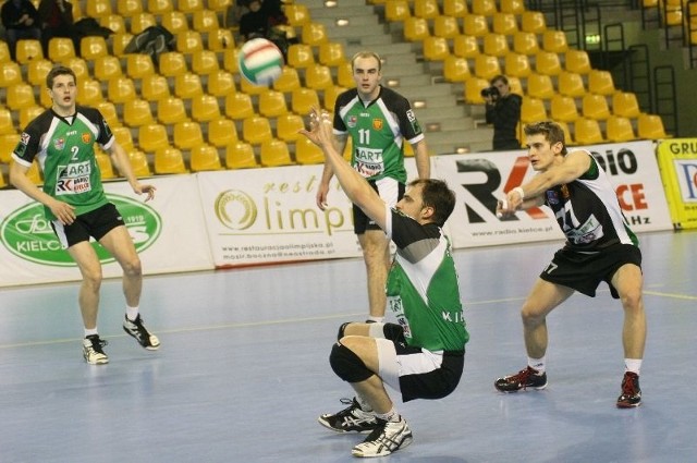 Siatkarze Farta potrzebują w sobotę wygranej 3:0 z BBTS Bielsko Biała, by utrzymać drugie miejsce w tabeli. Na pierwszym planie Tomasz Drzyzga.  (Fot. Sławomir Stachura)