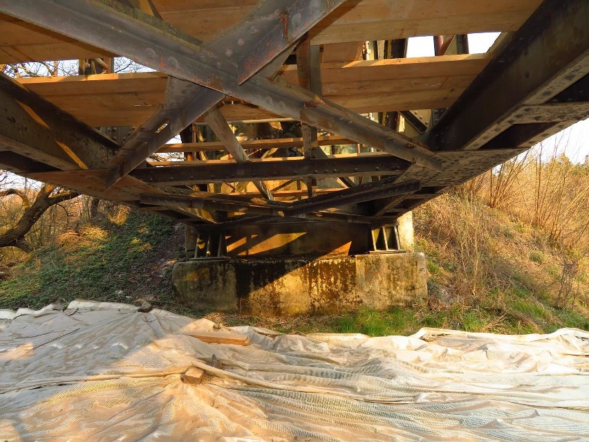 Renowacja zabytkowego mostu kolejowego w Mokrzycy [zdjęcia]