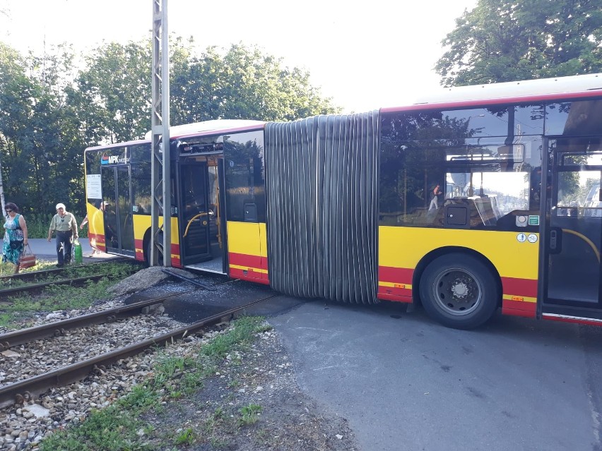 Wypadek autobusu MPK. Zahaczył o słup trakcji tramwajowej, duże utrudnienia (SPRAWDŹ)