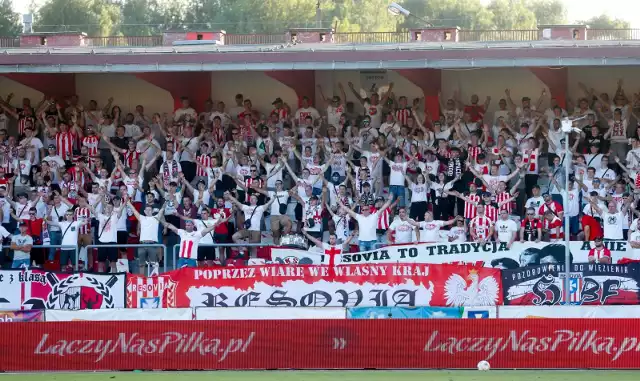 Piłkarze Apklan Resovii Rzeszów są beniaminkiem Fortuna 1 Ligi, przed sezonem 2020/21 straciły dwóch swoich najskuteczniejszych piłkarzy w 2 lidze, a na dodatek prawdopodobnie przez całą jesień będą musieli grać poza Rzeszowem. To urasta do głównego problemu.ZOBACZ TAKŻE - Szymon Grabowski, trener Apklan Resovii po awansie do Fortuna 1 Ligi: