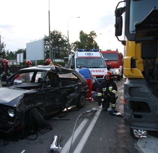 Ten wypadek wydarzył się w piątek rano. Kierowca volkswagena zmarł na miejscu wypadku.