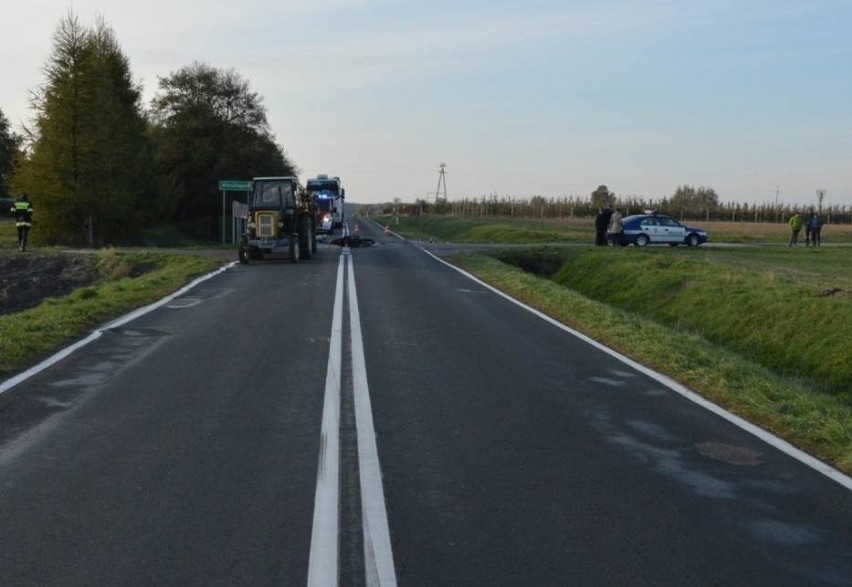 Wypadek w Konstantynowie: W zderzeniu z ciągnikiem zginął motocyklista
