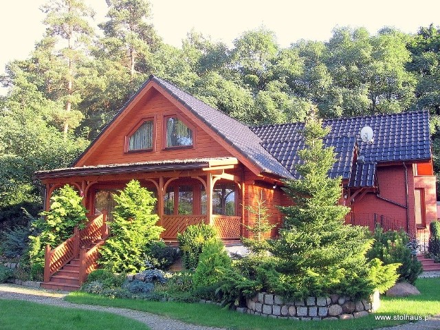 Dom z balaDrewniany dom świetnie komponuje się każdym otoczeniem, w którym dominuje zieleń.