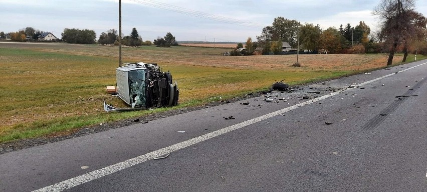 Śmiertelny wypadek na DK12. W czołowym zderzeniu z busem zginął kierowca mercedesa