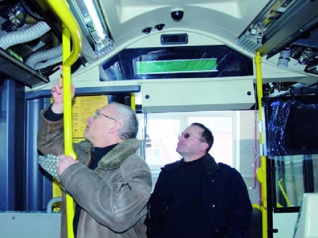 Janusz Nowakowski (z lewej) i Andrzej Petkowski z łomżyńskiego MPK pokazywali nam wczoraj jeden z remontowanych właśnie autobusów. Przybędzie w nich m.in. kamer i elektronicznych wyświetlaczy.