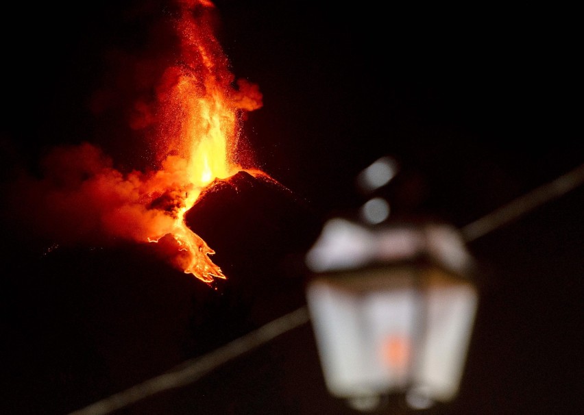 Włochy: Etna znów wyrzuciła chmury dymu i strumienie lawy. Nawet naukowcy są zachwyceni widokami (VIDEO)