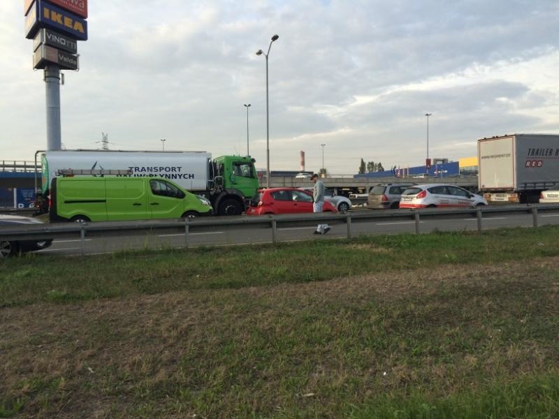 Korek w Katowicach po wypadku na DK86. Pół miasta stoi