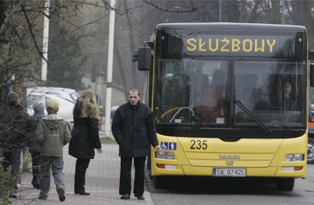 23.03.08 katowice bogucice ul scigaly wybuch w mieszkaniu na ierwszym pietrze. zginal emerytowany gornik i jego zona. autobus podstawiony dla ewakuowanych dziennik zachodni mikolaj suchan / polskapresse