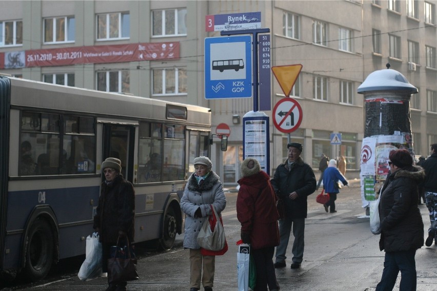 17.12.2010 katowice przystanek autobusowy na rynku...