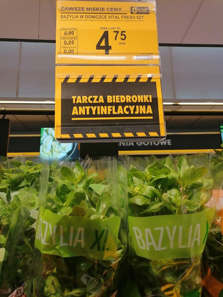Tarcza antyinflacyjna Biedronki. 12 kwietnia zamraża ceny tych najczęściej kupowanych produtów [lista]