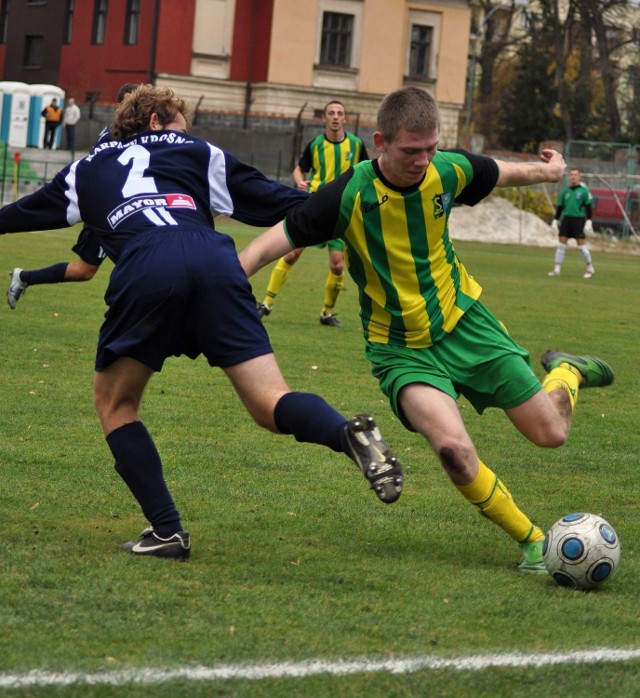 Zwycięską bramkę dla Siarkowców w sobotnim meczu z Karpatami Krosno zdobył tuż na początku drugiej połowy spotkania Jacek Rożek (z piłką).
