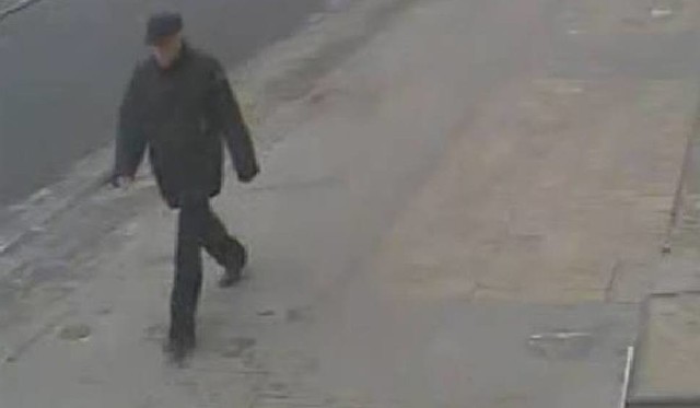 Ostatnie zdjęcie Romana Widomskiego. W dniu jego zaginięcia - 1 stycznia 2010 roku - został sfilmowany przez kamerę przemysłową na ul. Czerwonodwornej w Grudziądzu.