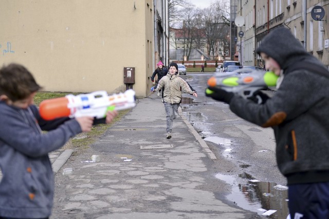 Choć pogoda nie zachęcała do lania wody, to można było spotkać na ulicach Słupska miłośników Lanego Poniedziałku.