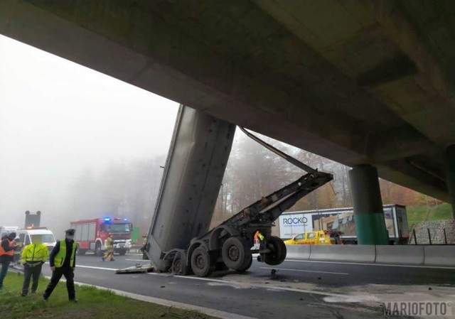 Nieopuszczona wywrotka uderzyła w wiadukt na opolskim odcinku autostrady.