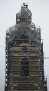 Nowy krzyż, hełm i elewacja wieży katedralnej w Przemyślu