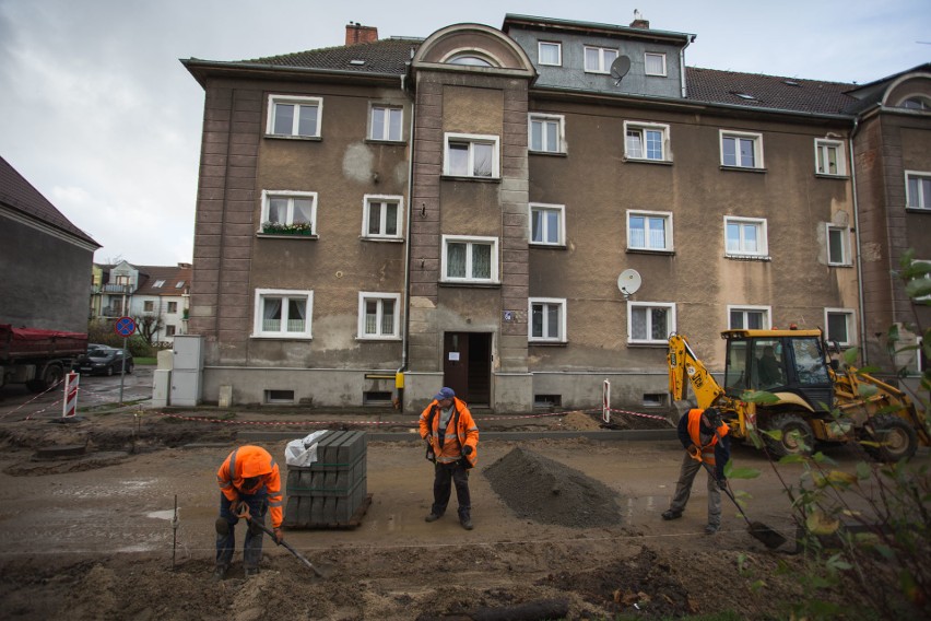 Mieszkańcy ulicy Mieszka I w Słupsku martwią się, że o ich drodze zapomniano. Remont będzie, ale jeszcze nie teraz